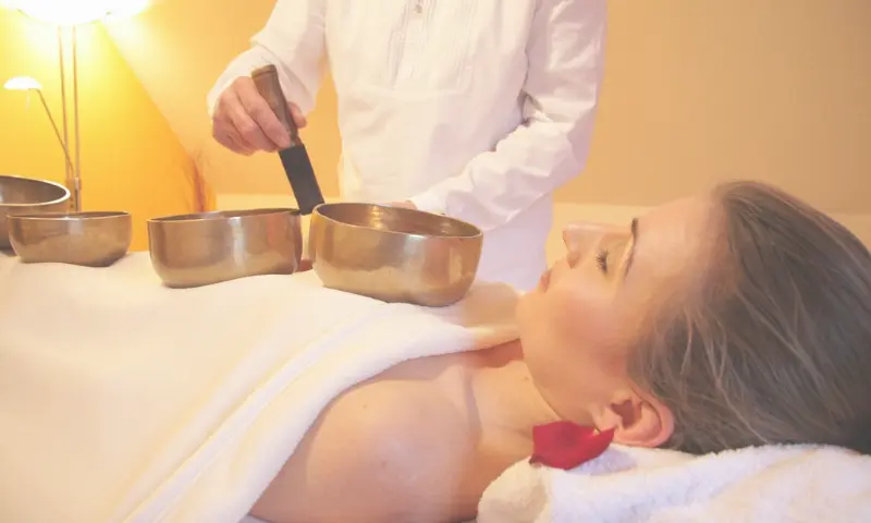 Séance de sonothérapie aux bols tibétains proposée par Stecy, doula de fin de vie – soutien corporel et émotionnel pour les endeuillés et proches aidants dans les Yvelines (78)