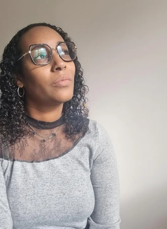 Stecy, doula de fin de vie professionnelle, portrait souriant et accueillant, accompagnement palliatif empathique à domicile Yvelines 78